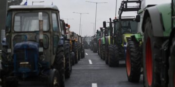 Fermerët qëndrojnë të vendosur, bllokojnë akset kryesore të rrugëve në Greqi, situatë kaotike në autostrada.