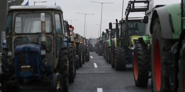 Fermerët qëndrojnë të vendosur, bllokojnë akset kryesore të rrugëve në Greqi, situatë kaotike në autostrada.