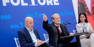Festat e fundvitit vonojnë revolucionin e PD-së në janar, Berisha: Pasi të zëmë sheshin, do të jemi aty çdo natë deri sa të largohet Rama.