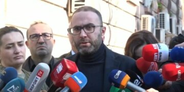 “Fillimi i javës do të sjellë kërkesën për një mbledhje të re të Këshillit të Mandateve”, thotë Bardhi për imunitetin e zv.kryeministres: Kuvendi është shndërruar në bunker për Ballukun.