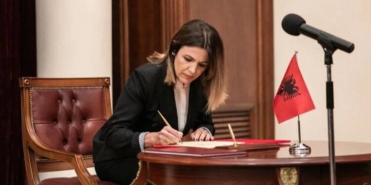 Fiona Papajorgji merr drejtimin e Gjykatës Kushtetuese, pas zëvendësimit të Holta Zaçajt, sipas informacionit të Anila Hoxhës.