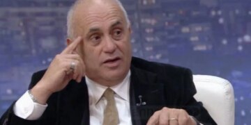 "Firmosëm se na dha shenjë tundja e flamurit”, Fuga kritikojnë deputetët e PD: Si robotë që veprojnë në mënyrë automatike dhe bëjnë zhurmën e gjelit të orës së murit ku-ku-ku.