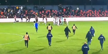 Flamurtari shpreh qëndrim ndaj incidentit të dhunshëm në fushën e lojës: Distancohemi nga ngjarja, e cila nuk përfaqëson as klubin dhe as qytetin.