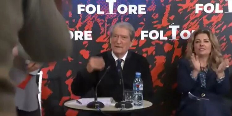 "Florjana, a nuk po më dëgjon?" / Ngjarje e tensionuar brenda Foltores së Berishës, anëtari akuzon Kryetaren e Njësisë 9: Më ke ofenduar, kërcënuar dhe…