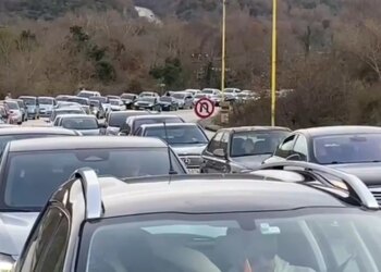 Fluks i madh i lëvizjeve nga Greqia në Shqipëri, radhë të gjata në pikën kufitare të Kakavijës