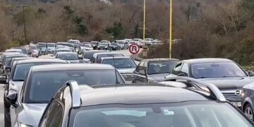 Fluks i madh i lëvizjeve nga Greqia në Shqipëri, radhë të gjata në pikën kufitare të Kakavijës