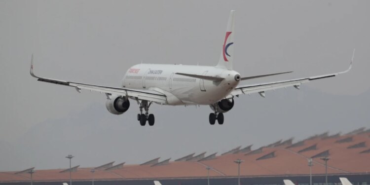 Fluturime rekord pa ndalesa lidhin tre kontinente dhe mbulojnë 20,000 km, duke zgjatur pothuajse 30 orë në ajër.