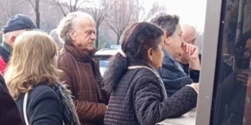 Foto-Lajm/ Artistin Bujar Asqeriu e kap kamera ndërsa qëndron në radhë për të marrë abonimin.