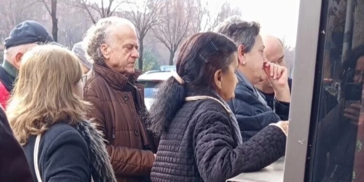 Foto-Lajm/ Artistin Bujar Asqeriu e kap kamera ndërsa qëndron në radhë për të marrë abonimin.