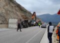 Foto/ Mjeti i rëndë përmbyset në Gjirokastër gjatë përpjekjes për të shmangur një aksident të mundshëm