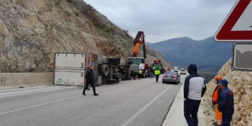 Foto/ Mjeti i rëndë përmbyset në Gjirokastër gjatë përpjekjes për të shmangur një aksident të mundshëm