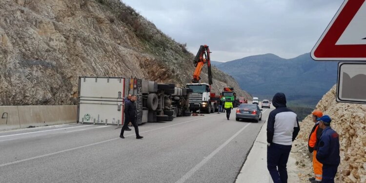 Foto/ Mjeti i rëndë përmbyset në Gjirokastër gjatë përpjekjes për të shmangur një aksident të mundshëm