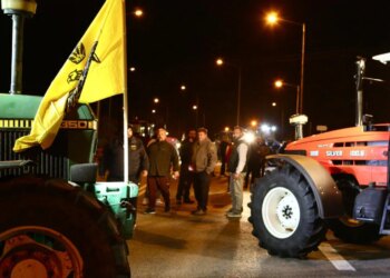 Foto+ Video/ Fermerët grekë vazhdojnë demonstratat, bllokojnë disa aksese kryesore rrugore