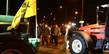 Foto+ Video/ Fermerët grekë vazhdojnë demonstratat, bllokojnë disa aksese kryesore rrugore