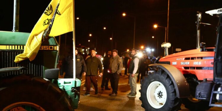 Foto+ Video/ Fermerët grekë vazhdojnë demonstratat, bllokojnë disa aksese kryesore rrugore