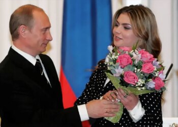 Fotot e paidentifikuara të djemve të Putinit dhe Alina Kabaeva, të cilët po ushtrohen për t'u bërë gjimnastë në përputhje me trashëgiminë e nënës së tyre.