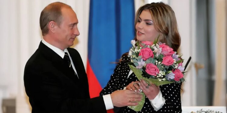 Fotot e paidentifikuara të djemve të Putinit dhe Alina Kabaeva, të cilët po ushtrohen për t'u bërë gjimnastë në përputhje me trashëgiminë e nënës së tyre.