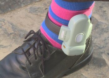 Franca kërkon dy shqiptarët e quajtur "skifterë", arrestohet njëri prej tyre në Angli, tjetër i gjetur me orën "Rolex" në këmbë.