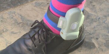 Franca kërkon dy shqiptarët e quajtur "skifterë", arrestohet njëri prej tyre në Angli, tjetër i gjetur me orën "Rolex" në këmbë.