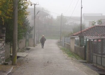 Fshati Andon Poçi në Gjirokastër po përballen me një mungesë të theksuar të fëmijëve; më i riu është 65 vjeç, ndërsa shkolla e fshatit po mbyllet.