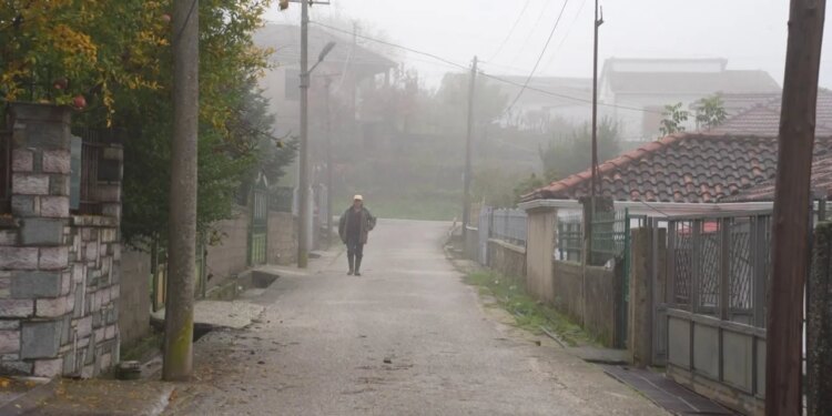 Fshati Andon Poçi në Gjirokastër po përballen me një mungesë të theksuar të fëmijëve; më i riu është 65 vjeç, ndërsa shkolla e fshatit po mbyllet.