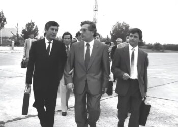 “Ftesa e Gramoz Pashkos për në Shqipëri në '91”, rrëfimi i ambasadorit Hill: Kë preferonin amerikanët mes Pashkos, Berishës dhe Selamit.