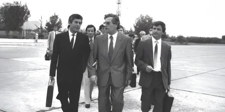 “Ftesa e Gramoz Pashkos për në Shqipëri në '91”, rrëfimi i ambasadorit Hill: Kë preferonin amerikanët mes Pashkos, Berishës dhe Selamit.