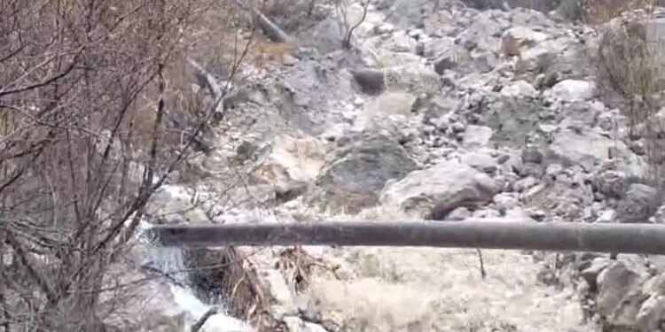 Furnizimi me ujë për mijëra banorë në Mirditë ndërpritet për shkak të dëmtimit të linjës së ujësjellësit.