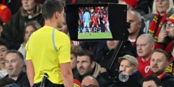 Futbolli në 2026 me ndryshime të reja rregullash: Roli i VAR-it për kartonin e dytë të verdhë dhe rregulla të tjera të miratuara.