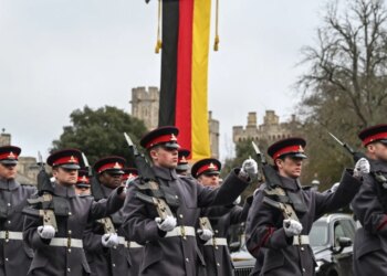 Gjermania vendos të rivendosë shërbimin ushtarak të detyrueshëm, shpërthejnë protesta në mbarë vendin.