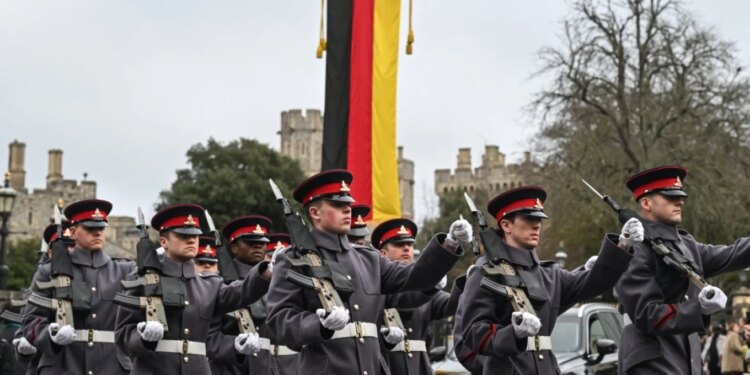 Gjermania vendos të rivendosë shërbimin ushtarak të detyrueshëm, shpërthejnë protesta në mbarë vendin.