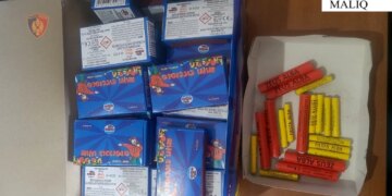 Gjeten 48 kuti me materiale piroteknike për tregtim, ndiqet penalisht një grua 43-vjeçare në Maliq.
