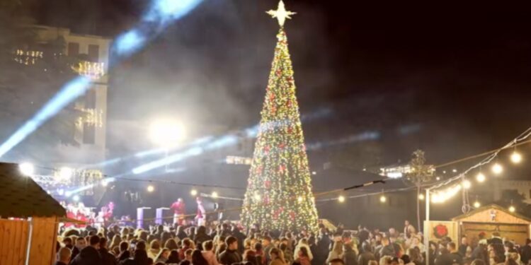 Gjirokastra ngjall magjinë e festave të fundvitit me aktivitete kulturore dhe panaire tradicionale në qendër të qytetit.