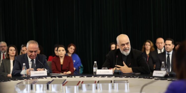 “Gjobat për ministrat që nuk ofrojnë informacion” - Komisioneri Dervishi: Kjo nuk përbën një zgjidhje. Rama: Sanksionet janë të destinuara për t'u zbatuar.