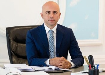 Gjobitje për 6 kompani të grumbullimit të frutave, ndërsa Klodian Allajbeu, i njohur për monopol, mbetet i paprekur. Ekspertët e vlerësojnë lëvizjen e Autoritetit të Konkurrencës si të dyshimtë.