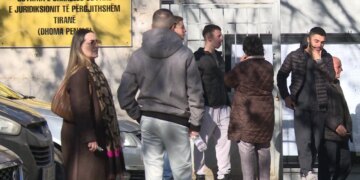 Gjyqi ndaj shpërndarësve të drogës në Tiranë: policët u infiltruan si konsumatorë, më pas u kapën…