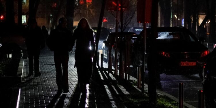 Gjysma e Kievit pa elektricitet pas sulmeve ruse, Ukraina merrmasa për ruajtjen e energjisë