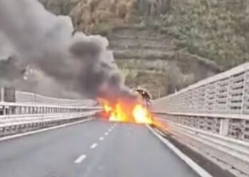 Grabitje e bujshme në Itali/ Një komando sulmon një automjet të blinduar në tunel, duke vjedhur rreth 2 milion euro