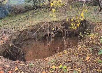 Gropa karstike 10 metra e thellë në afërsi të banesave në Belsh, banorët në alarm: Po na vijë gjithnjë e më pranë çdo ditë.