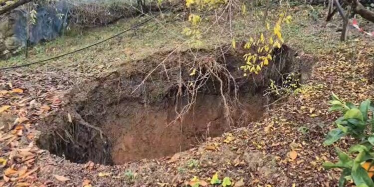 Gropa karstike 10 metra e thellë në afërsi të banesave në Belsh, banorët në alarm: Po na vijë gjithnjë e më pranë çdo ditë.