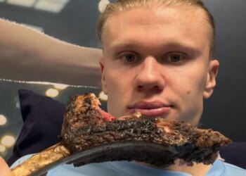 Haaland kalon Ronaldon për gola në Premier League, duke festuar me tomahawk.