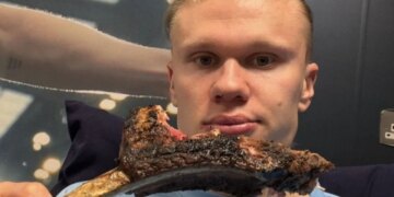 Haaland kalon Ronaldon për gola në Premier League, duke festuar me tomahawk.