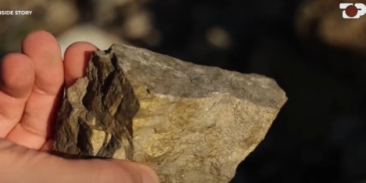 Histori nga brenda: Video ekskluzive, zbulojmë gurët e çmuar që dalin nga galeritë e Mirditës. Shqipëria nuk përfiton asgjë.