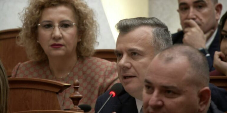 “Po u pendua Lul Basha do tregojë sa para ke dhënë për të marrë mandatin”/ Balla -Shehajt: Laj gojën kur të përmendësh emrin tim! Bëj gargar me ujë Vlore