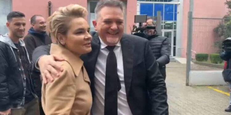 “Mos e kruaj shumë…”, Monika Kryemadhi batuta me Jul Dedën para SPAK: Për çfarë ke ardhur? Aktori: Më thirrën dhe mua për Ilirin…