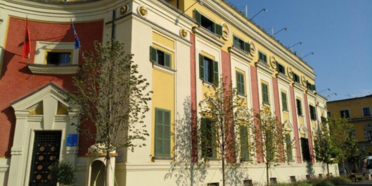 Si u falsifikuan firmat? E klasifikuan pallatin me dëmtime DS5 dhe e shembën, detaje nga masat e sigurisë për 8 zyrtarët e Bashkisë së Tiranës