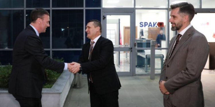 Zyrtari i lartë amerikan vizitë në SPAK, mesazhi pas takimit me Altin Dumanin: Përballja me krimin ndërkombëtar kërkon një angazhim të përbashkët