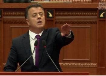 I dha firmën, Flamur Noka bëhet “pishman” për Endri Shabanin: Nuk mbështesim lepurin e Surrelit!