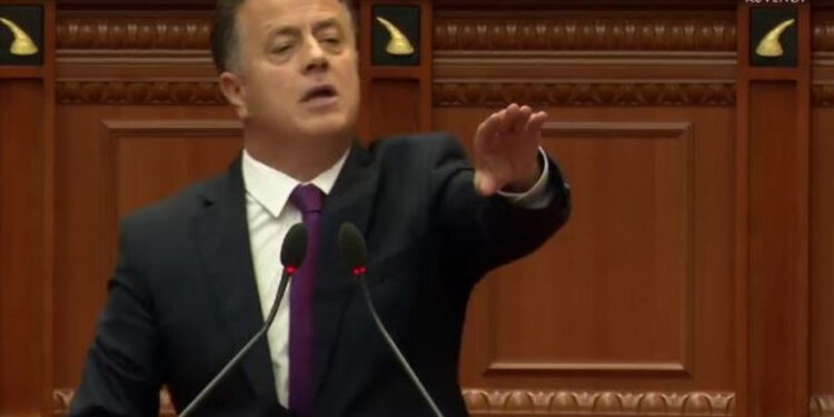 I dha firmën, Flamur Noka bëhet “pishman” për Endri Shabanin: Nuk mbështesim lepurin e Surrelit!