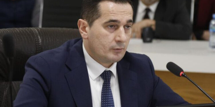 “Kam hetuar zyrtarë të lartë!” Kandidati Braho: Në 2023 është konfiskuar një shumë prej 18.4 mln euro, sa dyfish i buxhetit të SPAK